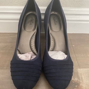 A Bella brand women’s navy pumps in a size 9!